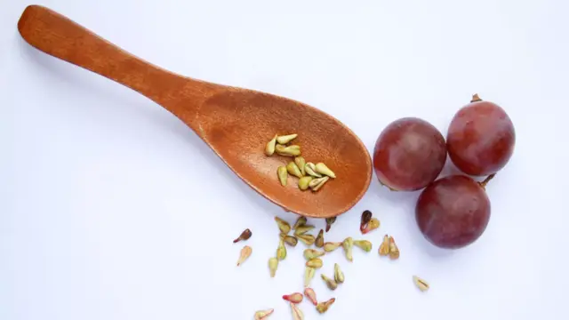 Makan Anggur Beserta Bijinya
